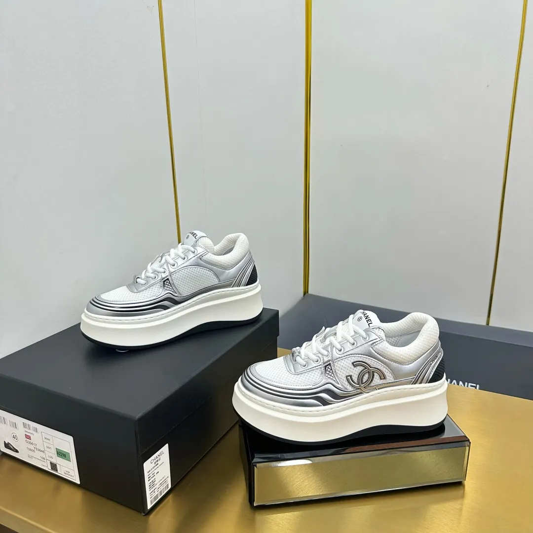 👟👟Ex-factory price 680👟👟 Upgraded version, upgraded version, upgraded version! No rebuttal accepted! ! ! ! Chanel Chanel panda shoes! 2025 counter's top casual sports shoes. This classic design; the upper is electro-embroidered with a variety of techniques; the outsole is fashionable and sporty; the unusual inclusion of a variety of color matching elements... The diversified mix and match is very good-looking and versatile, and can be used for leisure, fashion, sports, and outdoor... ꫛꫀꪝ Go➫ Materials: ❶Upper made of: original imported first-layer silk cowhide + original waterproof cloth + original first-layer cowhide ❷Inner lining: Original Yangli+Net ❸Outsole based on: Original TPU combination outsole Counter boutique packaging complete set for women 35–41 👉 👉